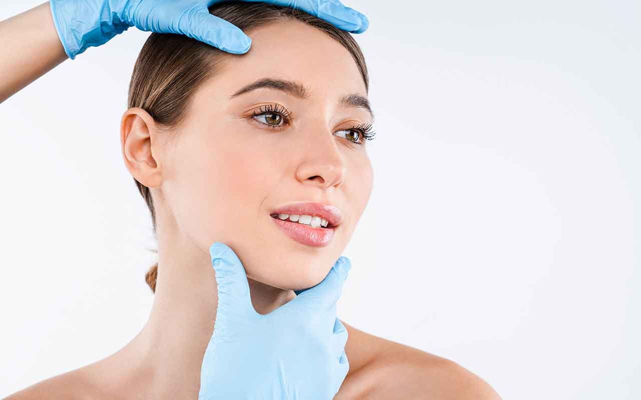 Avantages du lipofilling pour l’harmonisation faciale Le lipofilling offre de nombreux bénéfices : Résultat naturel et progressif, la graisse s’intègre en douceur aux tissus. Pas de rejet : matière autologue, donc parfaitement tolérée. Effet rajeunissant discret, avec un aspect bonne mine. Résultat durable : la graisse greffée survit en partie plusieurs années. Amélioration de la qualité de peau, grâce à la présence de cellules souches dans la graisse purifiée.