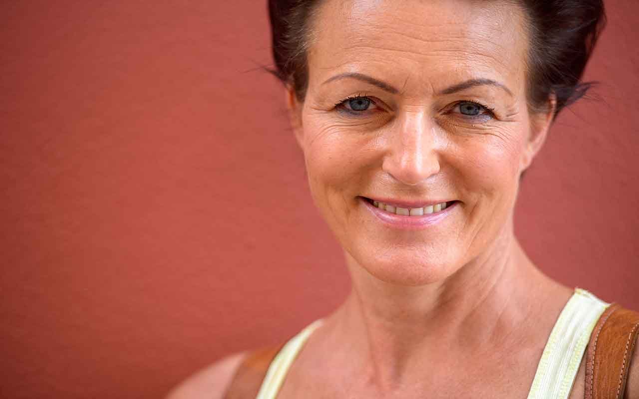 lisser le front et remonter les sourcils